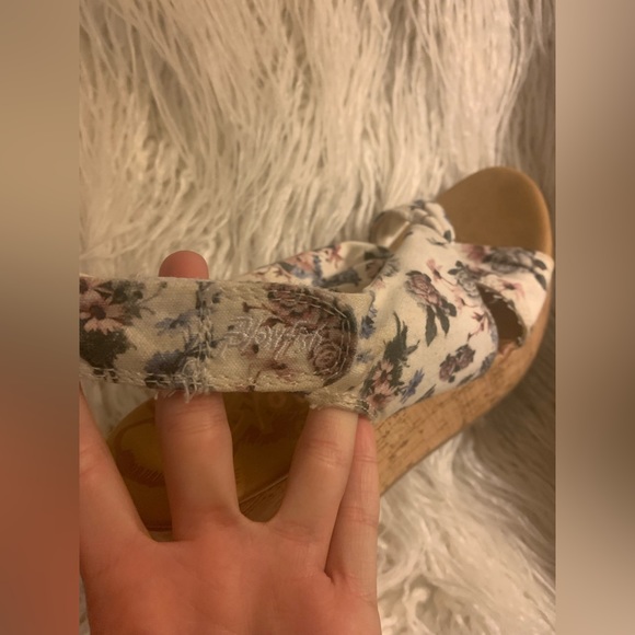 #419. Great condition! Like new!Women’s size 7 wedges heels!Beautiful design - Picture 6 of 6